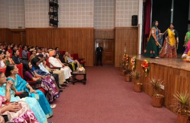 राजभवन में गुजरात और महाराष्ट्र राज्य स्थापना दिवस के अवसर पर कलाकारों की सांस्कृतिक प्रस्तुतियों को देखते हुए राज्यपाल।