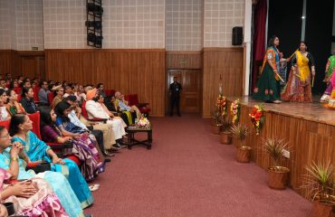 राजभवन में गुजरात और महाराष्ट्र राज्य स्थापना दिवस के अवसर पर कलाकारों की सांस्कृतिक प्रस्तुतियों को देखते हुए राज्यपाल।