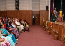 राजभवन में गुजरात और महाराष्ट्र राज्य स्थापना दिवस के अवसर पर कलाकारों की सांस्कृतिक प्रस्तुतियों को देखते हुए राज्यपाल।;?>
