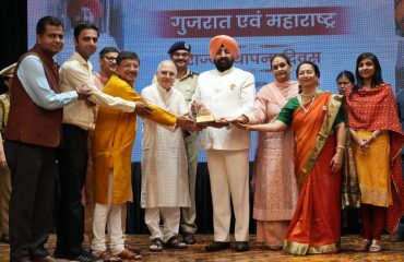 कार्यक्रम के अवसर पर गुजरात एवं महाराष्ट्र के लोगों को श्री केदारनाथ मंदिर की प्रतिकृति भेंट करते हुए राज्यपाल।