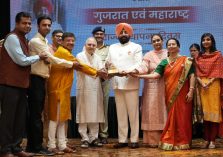 कार्यक्रम के अवसर पर गुजरात एवं महाराष्ट्र के लोगों को श्री केदारनाथ मंदिर की प्रतिकृति भेंट करते हुए राज्यपाल।;?>
