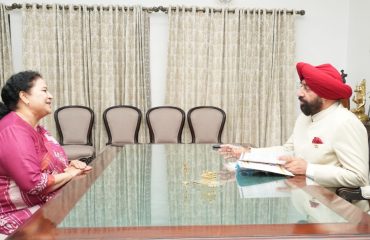 राज्यपाल से भेंट कर वार्ता करती हुईं उत्तराखण्ड विज्ञान शिक्षा एवं अनुसंधान केंद्र (यूसर्क) की निदेशक प्रो. अनीता रावत।
