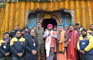 केदारनाथ धाम पहुंचकर बाबा केदार के दर्शन करते हुए राज्यपाल।