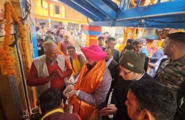 बदरीनाथ धाम पहुंचकर भगवान बदरी विशाल के दर्शन करते हुए राज्यपाल।
