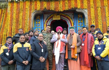 केदारनाथ धाम पहुंचकर बाबा केदार के दर्शन करते हुए राज्यपाल।
