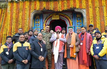 केदारनाथ धाम पहुंचकर बाबा केदार के दर्शन करते हुए राज्यपाल।