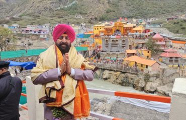 बदरीनाथ धाम पहुंचकर भगवान बदरी विशाल के दर्शन करते हुए राज्यपाल।