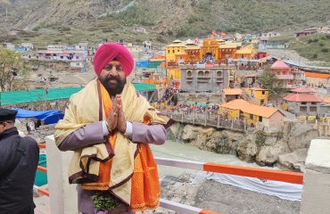 बदरीनाथ धाम पहुंचकर भगवान बदरी विशाल के दर्शन करते हुए राज्यपाल।