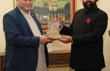 राजभवन में सुदूर पश्चिम प्रांत, नेपाल के मुख्यमंत्री श्री कमल बहादुर शाह को श्री केदारनाथ मंदिर की प्रतिकृति भेंट करते हुए राज्यपाल।