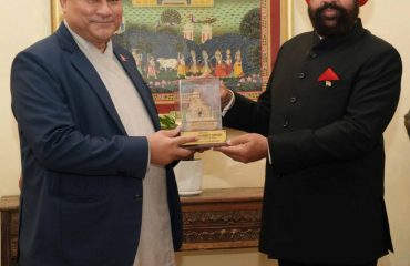 राजभवन में सुदूर पश्चिम प्रांत, नेपाल के मुख्यमंत्री श्री कमल बहादुर शाह को श्री केदारनाथ मंदिर की प्रतिकृति भेंट करते हुए राज्यपाल।