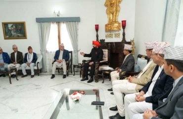 राजभवन में राज्यपाल से मुलाकात करते हुए सुदूर पश्चिम प्रांत, नेपाल के प्रतिनिधिमंडल।