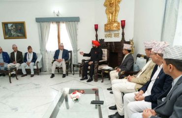 राजभवन में राज्यपाल से मुलाकात करते हुए सुदूर पश्चिम प्रांत, नेपाल के प्रतिनिधिमंडल।