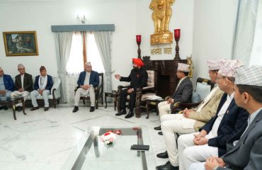 राजभवन में राज्यपाल से मुलाकात करते हुए सुदूर पश्चिम प्रांत, नेपाल के प्रतिनिधिमंडल।