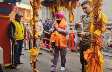 बदरीनाथ धाम पहुंचकर भगवान बदरी विशाल के दर्शन करते हुए राज्यपाल।