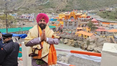The Governor visiting Badrinath Dham and having darshan of Lord Badri Visha ji.