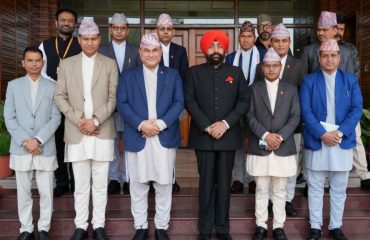 राजभवन में सुदूर पश्चिम प्रांत, नेपाल के प्रतिनिधिमंडल के साथ राज्यपाल।
