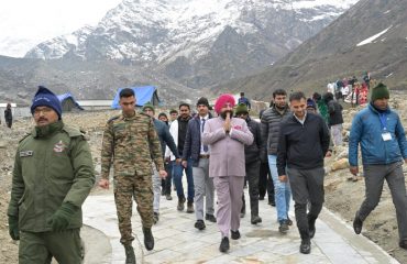 केदारनाथ धाम पहुंचकर बाबा केदार के दर्शन करते हुए राज्यपाल।
