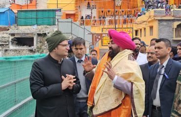बदरीनाथ धाम पहुंचकर भगवान बदरी विशाल के दर्शन करते हुए राज्यपाल।
