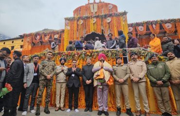 बदरीनाथ धाम पहुंचकर भगवान बदरी विशाल के दर्शन करते हुए राज्यपाल।