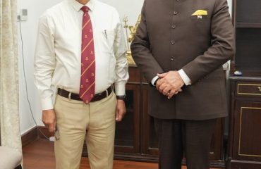राज्यपाल से मुलाकात करते हुए सैनिक कल्याण निदेशक ब्रिगेडियर अमृत लाल (अ0 प्रा0)।