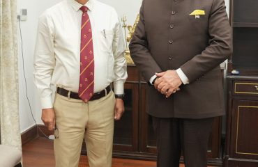 राज्यपाल से मुलाकात करते हुए सैनिक कल्याण निदेशक ब्रिगेडियर अमृत लाल (अ0 प्रा0)।