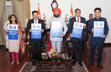 राजभवन में ‘‘इंडस्ट्री 5.0ः ब्रिजिंग ह्यूमैनिटी एंड टेक्नोलॉजी फॉर अ सस्टेनेबल फ्यूचर’’ पुस्तक का विमोचन करते हुए राज्यपाल।