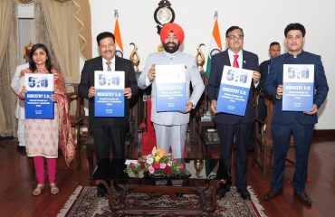 राजभवन में ‘‘इंडस्ट्री 5.0ः ब्रिजिंग ह्यूमैनिटी एंड टेक्नोलॉजी फॉर अ सस्टेनेबल फ्यूचर’’ पुस्तक का विमोचन करते हुए राज्यपाल।