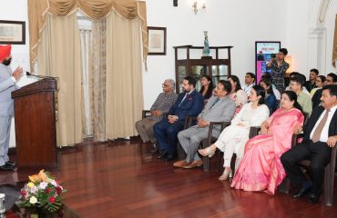 राजभवन में ‘‘इंडस्ट्री 5.0ः ब्रिजिंग ह्यूमैनिटी एंड टेक्नोलॉजी फॉर अ सस्टेनेबल फ्यूचर’’ पुस्तक विमोचन कार्यक्रम को संबोधित करते हुए राज्यपाल।
