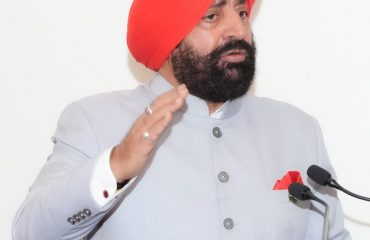 राजभवन में ‘‘इंडस्ट्री 5.0ः ब्रिजिंग ह्यूमैनिटी एंड टेक्नोलॉजी फॉर अ सस्टेनेबल फ्यूचर’’ पुस्तक विमोचन कार्यक्रम को संबोधित करते हुए राज्यपाल।