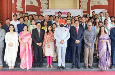 राजभवन में ‘‘इंडस्ट्री 5.0ः ब्रिजिंग ह्यूमैनिटी एंड टेक्नोलॉजी फॉर अ सस्टेनेबल फ्यूचर’’ पुस्तक विमोचन कार्यक्रम के अवसर पर उपस्थित लोगों के साथ राज्यपाल।