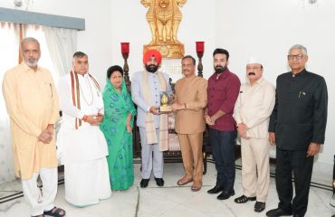 राजभवन में राज्यपाल से मुलाकात करते हुए गृह मंत्रालय, भारत सरकार की संसदीय राजभाषा समिति की पहली उप समिति के सदस्यगण।