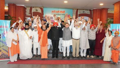 Governor and Chief Minister Shri Pushkar Singh Dhami with followers of various sects and social workers on the occasion of the Sarvadharma Goshthi program organized at the Raj Bhawan.