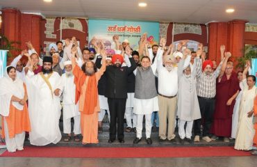 राजभवन में आयोजित सर्वधर्म गोष्ठी कार्यक्रम के अवसर पर विभिन्न पंथों के अनुयायी एवं समाजसेवियों के साथ राज्यपाल एवं मुख्यमंत्री श्री पुष्कर सिंह धामी।