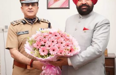 राज्यपाल से शिष्टाचार भेंट करते हुए डीजीपी उत्तराखण्ड श्री दीपम सेठ।
