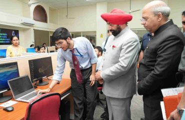 Governor observing the innovative projects of students participating in the Hackathon 