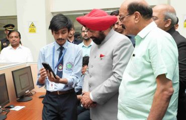 Governor observing the innovative projects of students participating in the Hackathon 