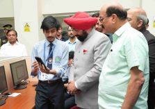 Governor observing the innovative projects of students participating in the Hackathon 