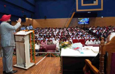 Governor addressing the Hackathon 