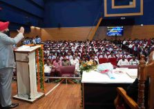 Governor addressing the Hackathon 