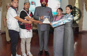 राजभवन में सिक्किम राज्य स्थापना दिवस के अवसर पर सिक्किम के छात्र-छात्राओं को श्री बदरीनाथ मंदिर की प्रतिकृति भेंट करते हुए राज्यपाल।
