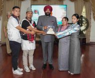 ⁠Governor presenting a replica of Shri Badrinath Temple to the students of Sikkim on the occasion of Sikkim State Foundation Day at Raj Bhawan.;?>