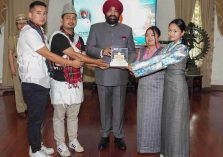 ⁠Governor presenting a replica of Shri Badrinath Temple to the students of Sikkim on the occasion of Sikkim State Foundation Day at Raj Bhawan.;?>