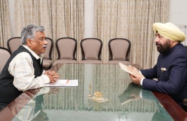 Director General of Uttarakhand State Council of Science and Technology (UCOST) Prof. Durgesh Pant paying a courtesy call on the Governor.