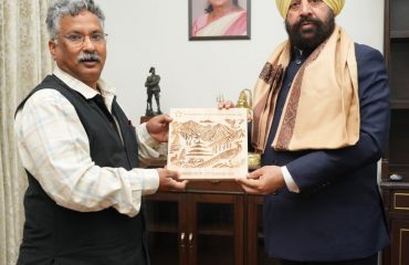 Director General of Uttarakhand State Council of Science and Technology (UCOST) Prof. Durgesh Pant paying a courtesy call on the Governor.