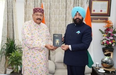 राज्यपाल से शिष्टाचार भेंट करते हुए कैबिनेट मंत्री श्री सतपाल महाराज।