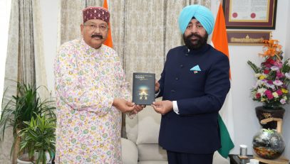 Cabinet Minister Shri Satpal Maharaj made a courtesy call on the Governor at Raj Bhawan.