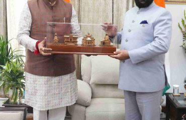 Shri Hemant Dwivedi, Chairman, Shri Badrinath-Kedarnath Temple Committee presenting a replica of the Chardham Temple to the Governor.