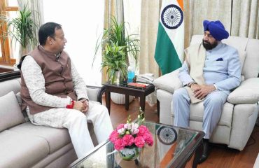 Shri Hemant Dwivedi, Chairman, Shri Badrinath-Kedarnath Temple Committee talking to the Governor.