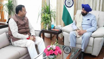 Shri Hemant Dwivedi, Chairman, Shri Badrinath-Kedarnath Temple Committee talking to the Governor.