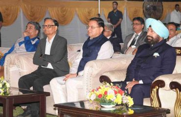 राजभवन में सांस्कृतिक संध्या कार्यक्रम में प्रतिभाग करते हुए राज्यपाल, मुख्यमंत्री श्री पुष्कर सिंह धामी एवं 16वें वित्त आयोग के अध्यक्ष डॉ. अरविंद पनगढ़िया।